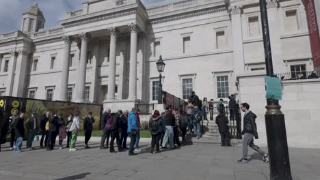 Besucher-Stehen-Morgens-Schlange,-Um-Die-National-Portrait-Gallery-Im-Zentrum-Von-London-Zu-Betreten