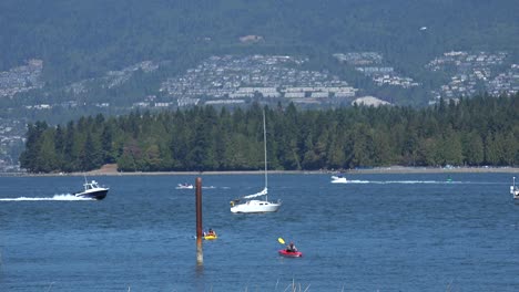 Kajakfahren-In-Vancouver-Mit-Schnellbooten-Im-Hintergrund