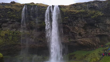 Cascada-De-Seljalandsfoss,-Islandia,-Monumento-Famoso-Y-Atracción-Turística.