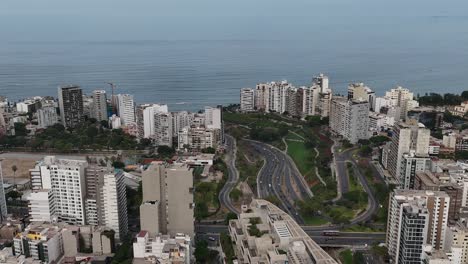 Imágenes-Aéreas-De-Drones-De-Lima,-La-Capital-Del-Perú-En-América-Del-Sur,-Mireflores-Barranca