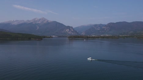 4K-Drohnenaufnahmen-Von-Einem-Boot-Auf-Dem-Stausee-Lake-Dillon-In-Der-Nähe-Von-Silverthorne-Und-Frisco,-Colorado