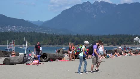 Rucksacktouristen-An-Einem-Strand-In-Vancouver