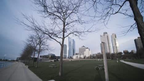 Camine-Por-El-Sendero-De-Hojas-De-Roble-Cerca-Del-Parque-De-Veteranos-Frente-Al-Lago-Milwaukee-Día-Nublado