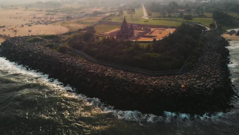 Antena-Sobre-El-Agua-Golpeando-Un-Muro-De-Contención-Para-Revelar-El-Templo-Costero-En-Chennai