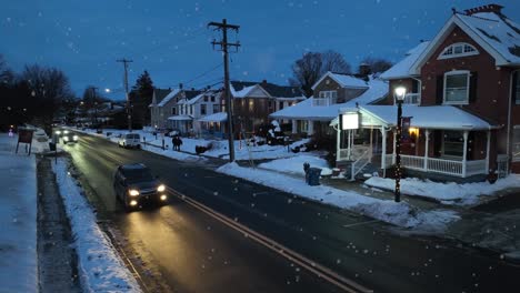 Weiße-Schneeflocken-Fallen-Nachts-Auf-Die-Dekorierte-Straße-Eines-Amerikanischen-Vororts