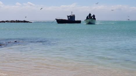 Ein-Kleines-Fischerboot,-Das-In-Einen-Natürlichen-Hafen-In-Südafrika-Einläuft