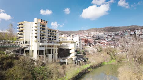 Ciudad-De-Europa-Del-Este-Viaje-De-Negocios-Hotel-Alojamiento-Exterior-Sobre-El-Río-Yantra