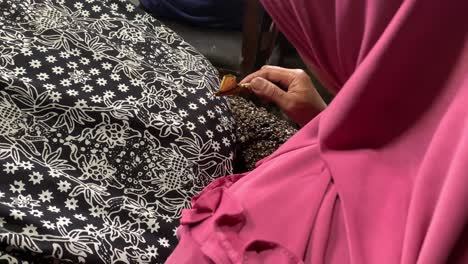 Indonesian-old-women-making-batik-clothes
