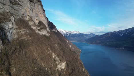 Schweizer-Alpenlandschaft-Mit-Hohen-Bergen-Und-Tälern-Mit-Seen