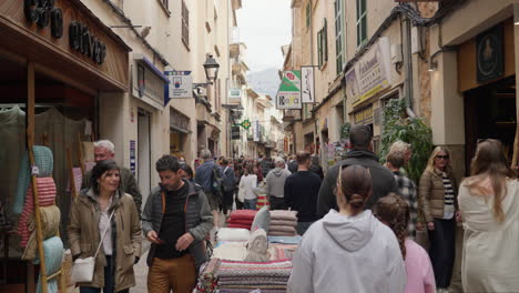 Bullicioso-Mercado-Callejero-De-Sóller-Con-Animada-Multitud-Local-Y-Turística