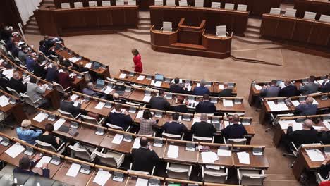 Dentro-Del-Consejo-Nacional-De-Eslovaquia-O-Del-Parlamento-Nacional-Durante-El-Debate-De-Los-Miembros-Del-Parlamento-