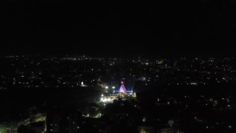 Cámara-De-Teléfono-Con-Vista-Aérea-De-Drones-Este-Espectáculo-De-Luces-Del-Templo-Mahadev-Está-Sucediendo-Y-Muchos-Edificios-Son-Visibles-Alrededor