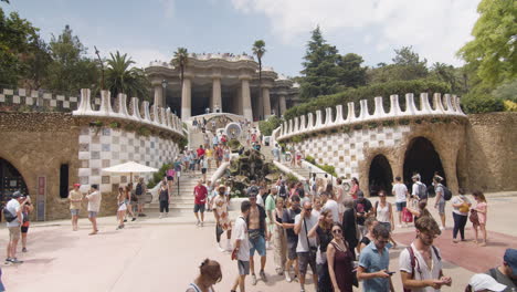 Entrance-of-the-Park-Güell,-Barcelona