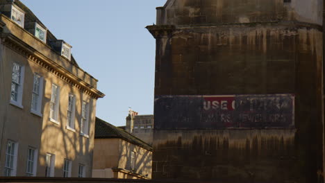 Ghost-Signages-In-Den-Zerstörten-Mauern-Der-Alten-Gebäude-In-Bath,-Somerset,-England,-Großbritannien