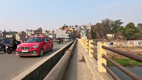 Cruzando-El-Puente-Shobha-Bhagawati-Sobre-El-Contaminado-Río-Bishnumati-En-Katmandú.