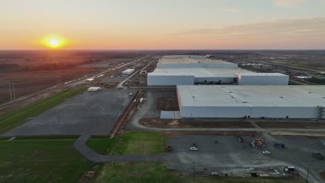 Drone-reveal-of-Ford's-Megacampus,-BlueOval-City-at-dusk-in-Stanton,-TN