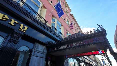 Banderas-Europeas-Y-Americanas-En-El-Hotel-En-El-Muelle-De-La-Ciudad-De-Waterford,-Irlanda