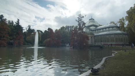 Überblick-über-Den-Crystal-Palace-Im-Retiro-Park-In-Madrid