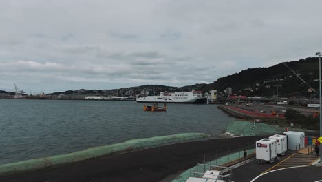 El-Ferry-Amarrado-En-La-Terminal-Interislander-De-Wellington-En-Nueva-Zelanda