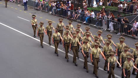 Bewaffnete-Australische-Armeetruppen-Der-Australischen-Verteidigungsstreitkräfte-Marschieren-Einheitlich-Die-Straße-Entlang,-Inmitten-Der-Feierlichkeiten-Zum-Anzac-Day-Gedenktag-Mit-Jubelnden-Menschenmengen-Entlang-Der-Straße