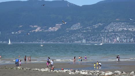 Ein-Schnellboot-Im-Meer-Mit-Blick-Auf-West-Vancouver