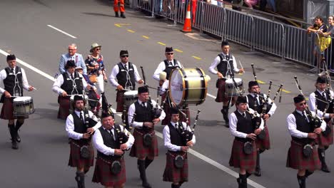 Die-St.-Andrew&#39;s-Pipe-Band-Marschiert-In-Traditioneller-Kleidung-Die-Straße-Entlang,-Nimmt-An-Der-Feierlichen-Anzac-Day-Parade-Teil-Und-Zollt-Den-Opfern-Der-Vergangenheit-Tribut,-Stadt-Brisbane