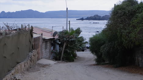 Calle-De-Tierra-En-Un-Pequeño-Y-Tranquilo-Pueblo-De-Pescadores,-Caleta-Chanaral-En-Chile