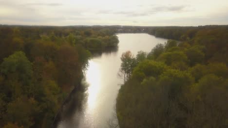 Flight-over-Griebnitzsee-in-Berlin-Wannsee-in-autumn,-Overview-with-Mavic-Pro-2-over-the-forest