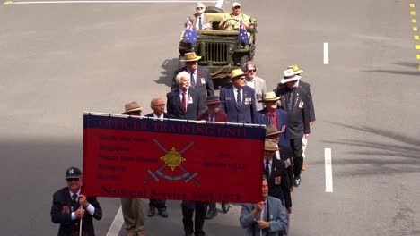 Representantes-De-La-Unidad-De-Entrenamiento-De-Oficiales-De-Scheyville-Marchando-Por-Adelaide-Street-En-La-Ciudad-De-Brisbane,-En-Medio-De-La-Solemnidad-De-La-Conmemoración-Del-Día-De-Anzac.