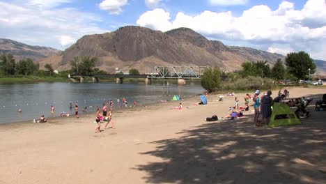 Bikinis-Am-River-Beach,-Kamloops,-BC,-Kanada