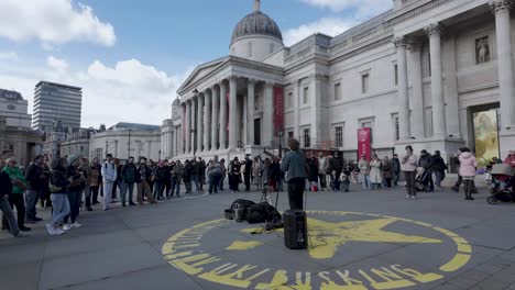 Ein-Straßenkünstler-Singt-Vor-Der-National-Portrait-Gallery-In-London-Und-Verkörpert-Das-Konzept-Des-Spontanen-Künstlerischen-Ausdrucks-Und-Die-Lebendige-Kultur-Der-Straßenmusik