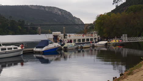 Ein-Ruhiger-Portugiesischer-Fluss-Glitzert,-Während-Passagiere-An-Bord-Eines-Vergnügungskreuzfahrtschiffes-Gehen