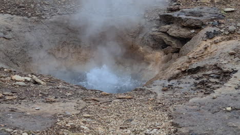 Agua-Hirviendo-En-Géiser,-Zona-Geotérmica-En-El-Paisaje-De-Islandia.