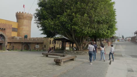 Gente-Divirtiéndose-En-El-Parque-Temático-Medieval-Casavegas-En-Orizaba,-Veracruz.