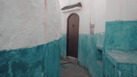 Smooth-shot-of-narrow-street-inside-old-Medina-of-Chefchaouen,-Morocco