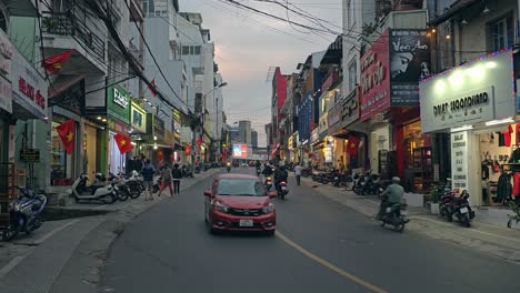 Gebäude-Am-Straßenrand-Und-Motorräder-Bei-Sonnenuntergang-In-Der-Stadt-Da-Lat,-Provinz-Lam-Dong,-Vietnam