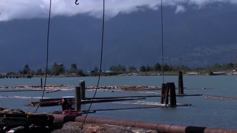 Barco-Boom-Arrancando-En-El-Río-Squamish-BC