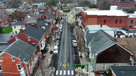 Luftaufnahme-Der-Hauptstraße-In-Einer-Amerikanischen-Stadt-Mit-Häusern-Aus-Rotem-Backstein