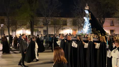 Filmación-En-Alta-Calidad-De-Los-Coordinadores-De-La-Procesión-Ordenando-A-Los-20-Portadores-De-La-Virgen-De-Las-Angustias-Que-Se-Detengan-Un-Momento-Y-Se-Reanuda-La-Marcha,-Todo-Transcurre-De-Noche.