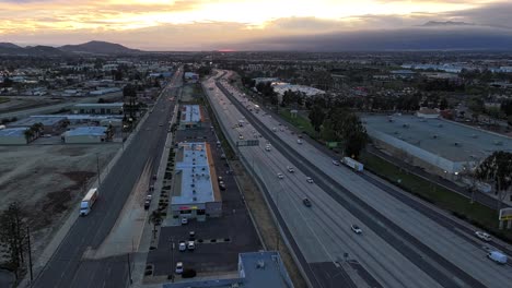 Increíble-Puesta-De-Sol-Dinámica-Con-Nubes-Cambiantes-De-Color-Naranja-Y-Rosa-Sobre-La-Autopista-10-De-California-Con-Una-Escena-De-Tráfico-Intenso-Que-Se-Oscurece-A-Medida-Que-Se-Pone-El-Sol.