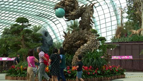 Imagen-Inclinada-De-Una-Escultura-De-Dragón-De-Madera,-La-Pieza-Central-Del-Invernadero-De-Cristal-Con-Cúpula-De-Flores-En-Los-Jardines-Junto-A-La-Bahía-Durante-La-Temporada-Festiva,-Para-Celebrar-El-Año-Nuevo-Lunar