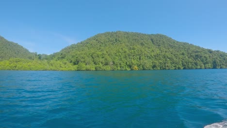 POV-Von-Einer-Bootsfahrt-Auf-Dem-Fluss-Kali-Biru-In-Raja-Ampat,-West-Papua,-Indonesien