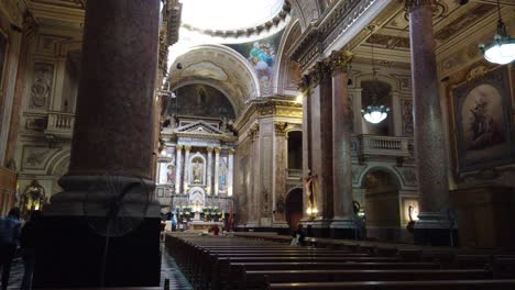 Im-Inneren-Der-Religiösen-Katholischen-Kirche-San-Jose-Flores-Basilika-Eklektische-Architektur-In-Buenos-Aires,-Argentinien,-Bänke-Und-Goldene-Ornamente