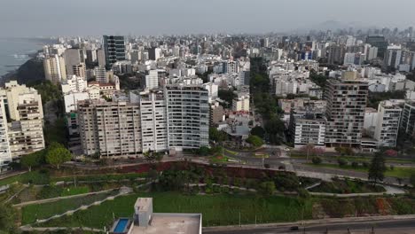 Luftdrohnenaufnahmen-Am-Morgen-Der-Skyline-Von-Lima,-Der-Hauptstadt-Von-Peru-In-Südamerika,-Miraflores-Chorrillos,-Barranco-Malecón-De-Miraflores,-Klippen