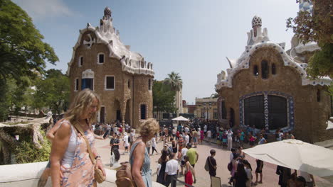 Crowds-of-tourists-at-the-entrance-of-Parc-Güell,-Barcelona