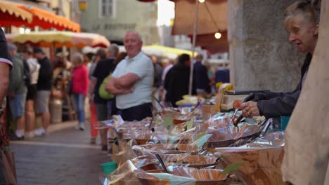 Der-Altstadtmarkt-Von-Annecy-Ist-Der-Ort,-An-Dem-Die-Meisten-Einheimischen-Eine-Vielfältige-Auswahl-An-Lokalen-Lebensmitteln-Mit-Schwerpunkt-Auf-Geschmack-Finden-Können