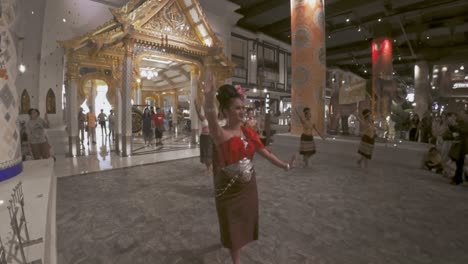 Eine-Gruppe-Von-Mädchen-Führt-Einen-Traditionellen-Thailändischen-Tanz-Auf,-Der-Die-Am-Weitesten-Entwickelte-Kunstform-In-Südostasien-Ist-Und-In-Andere-Länder-übertragen-Wurde