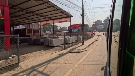 Blick-Aus-Einem-Fahrenden-Bus-Durch-Die-Straßen-Von-Kathmandu