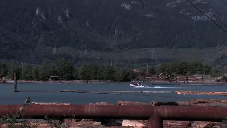 Speeding-rubber-raft-on-Squamish-River-BC