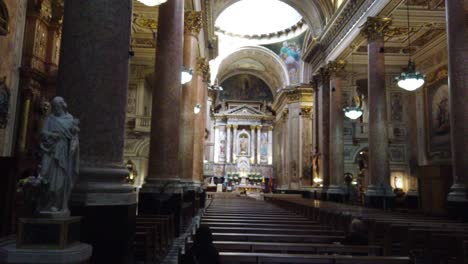 Innenansicht-Der-Eklektischen-Architektur-Der-Regelmäßigen-Kultstätte-Von-Papst-Franziskus,-Der-Basilika-San-José-De-Flores-In-Buenos-Aires,-Argentinien,-Panoramablick